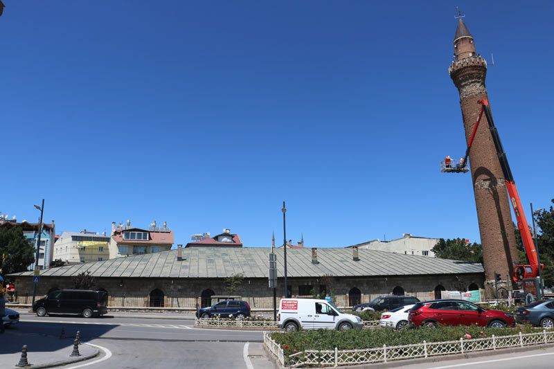 Sivas'ta 832 yıllık Ulu Cami'nin eğri minaresinin sırrını sensörler cözecek - Resim: 1