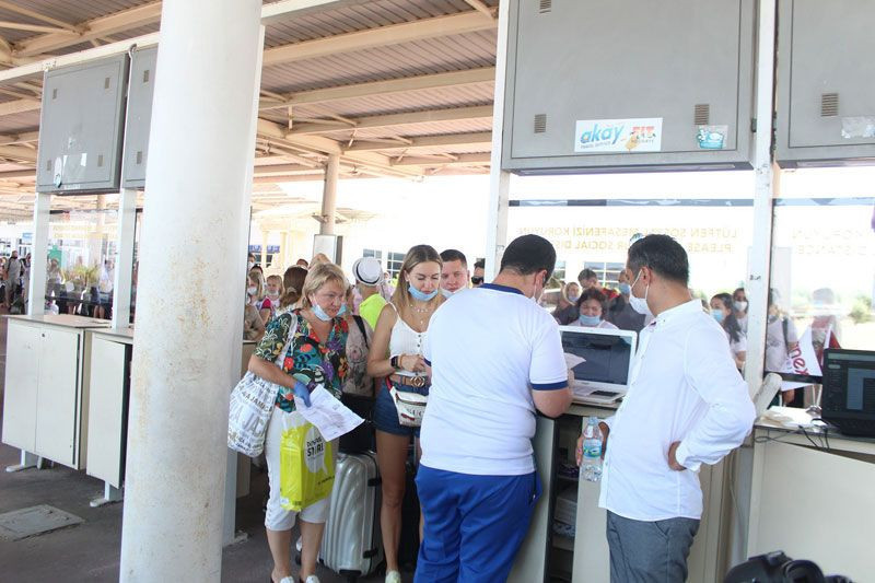 Rusya'dan turizmin başkenti Antalya'ya bir günde 80 uçak geldi - Resim: 1