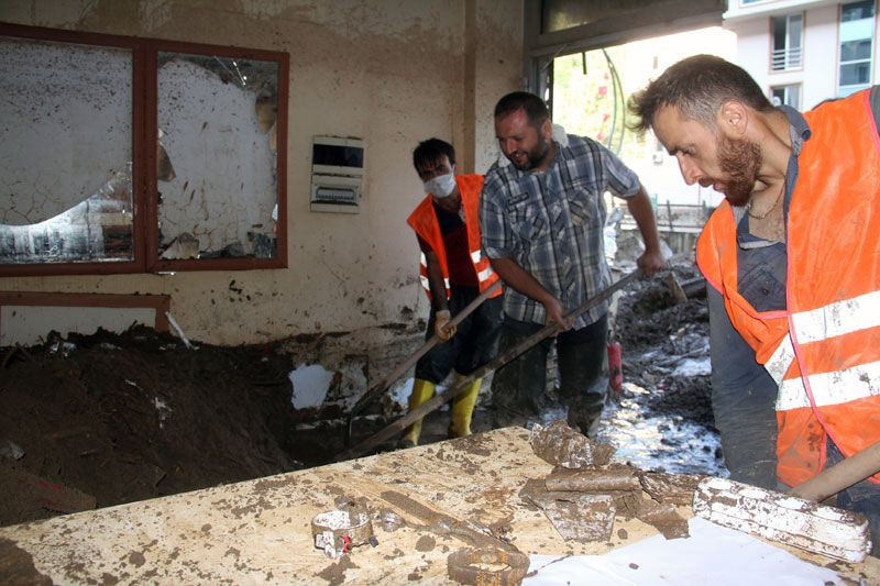 Giresun'da 'ne bulursak kardır' deyip çamurdan altın topladılar - Resim: 3