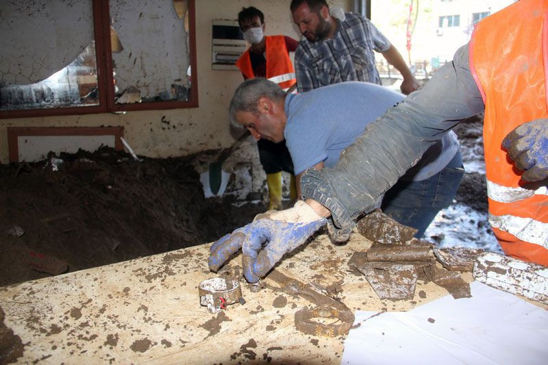 Giresun'da 'ne bulursak kardır' deyip çamurdan altın topladılar - Resim: 4