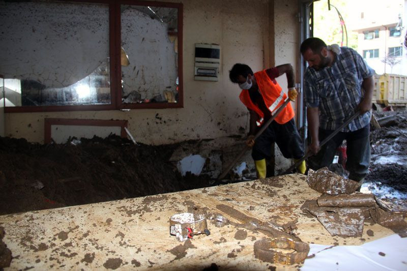 Giresun'da 'ne bulursak kardır' deyip çamurdan altın topladılar - Resim: 2