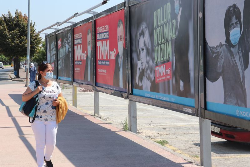 Gören bir daha baktı! Belediyeden herkesi şaşırtan afişler - Resim: 1