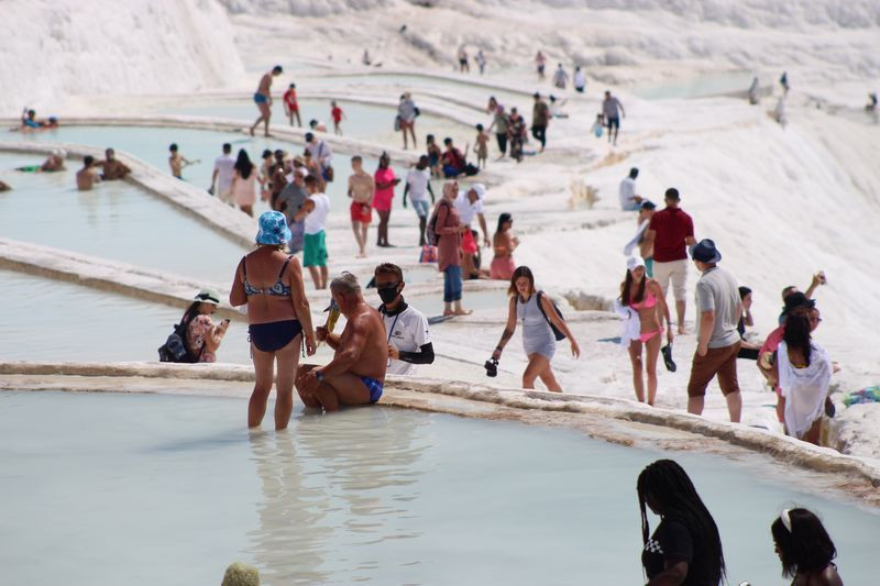 Virüsü unuttular! Sıcaklardan bunalan beyaz cennete kaçtı - Resim: 2