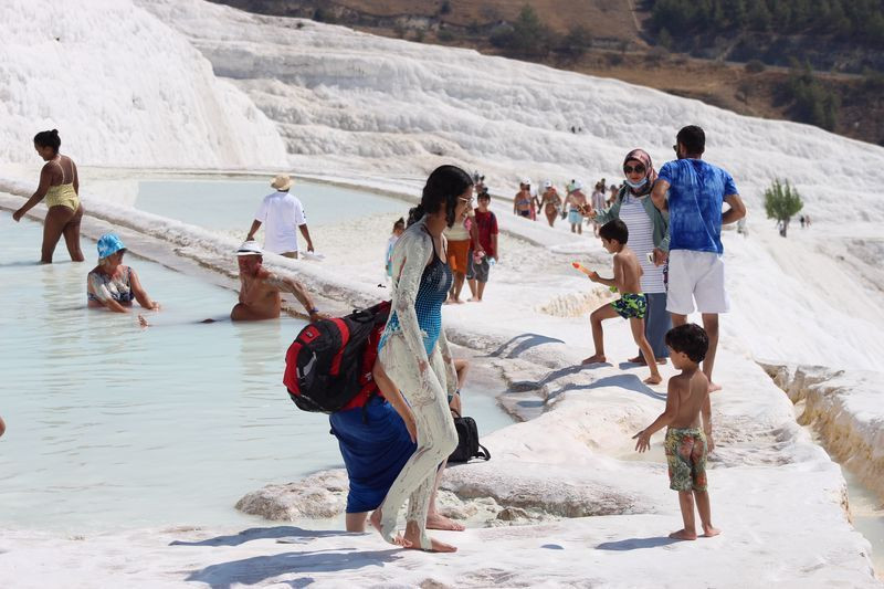 Virüsü unuttular! Sıcaklardan bunalan beyaz cennete kaçtı - Resim: 1