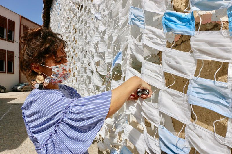 Eskişehir'de evin duvarını boydan boya cerrahi maskelerle kapladı - Resim: 2