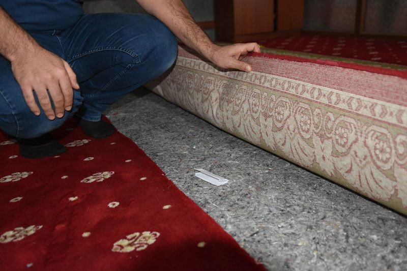 Şanlıurfa'da müezzin camiyi temizlerken halının altında buldu okuyanlar duygulandı - Resim: 3
