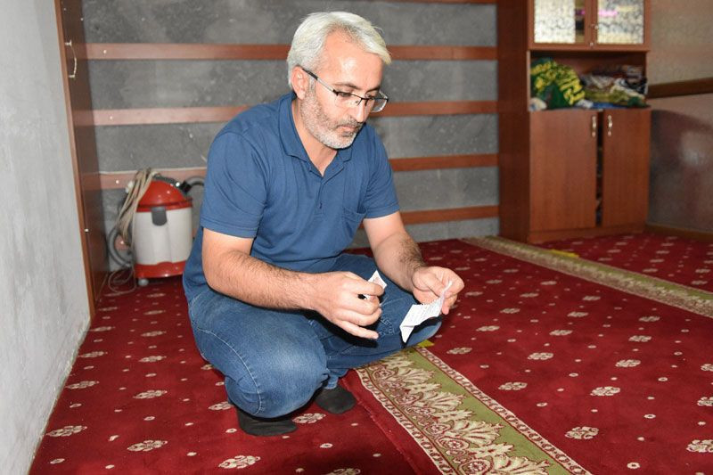 Şanlıurfa'da müezzin camiyi temizlerken halının altında buldu okuyanlar duygulandı - Resim: 4