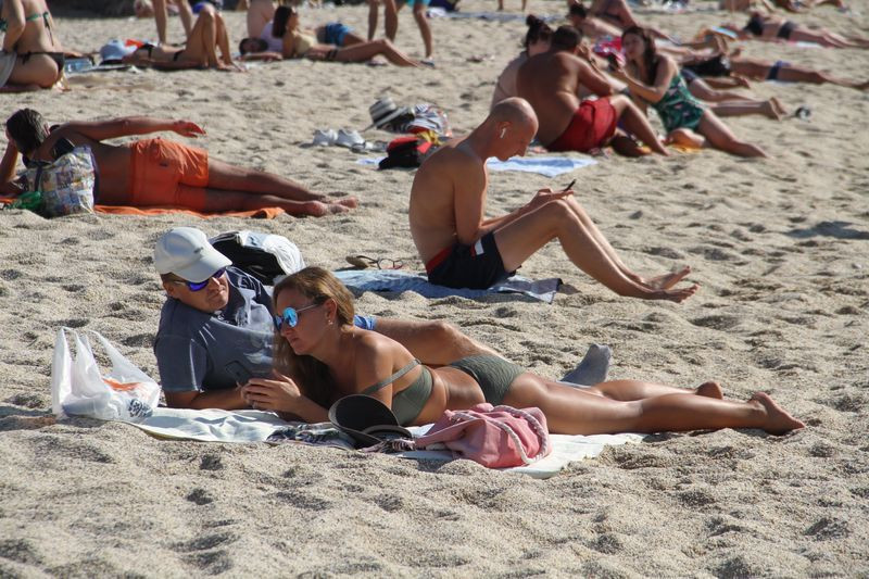 Antalya'da plajlar doldu taştı! Kimse koronavirüse aldırış etmedi - Resim: 1