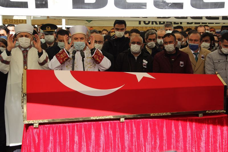 İzmir'de şehidin cenazesinde gözyaşları sel oldu! Oğlunun tabutuna defalarca sarıldı - Resim: 1