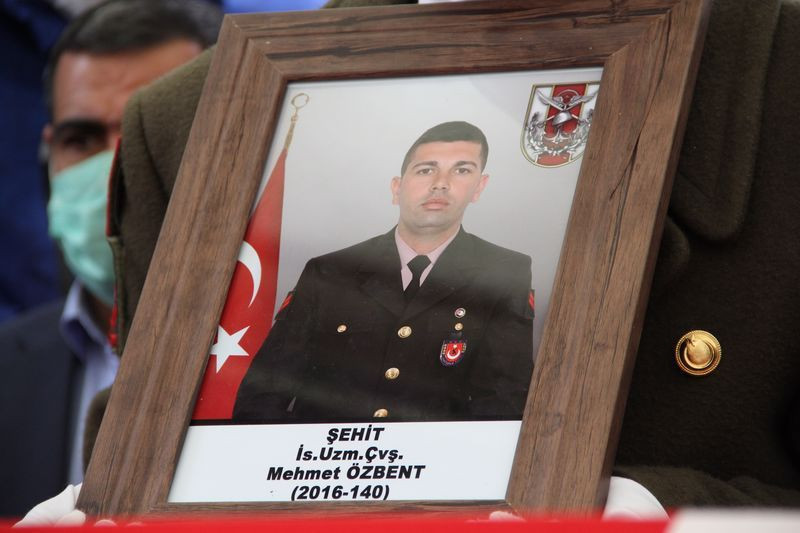 İzmir'de şehidin cenazesinde gözyaşları sel oldu! Oğlunun tabutuna defalarca sarıldı - Resim: 3