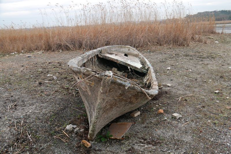 İstanbul Terkos gölünde sular çekildi her şey ortaya çıktı - Resim: 1