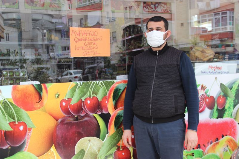 Antalya'da manav fırsatı değerlendirdi! Çekirdeği getiren istediğini götürdü - Resim: 1