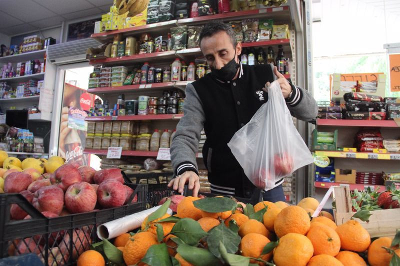 Antalya'da manav fırsatı değerlendirdi! Çekirdeği getiren istediğini götürdü - Resim: 4