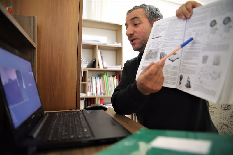 Elazığ'da 8 yıl günde 8 km yürüdü 1.'likle bitirdi! 15 kez KPSS'ye girip hayalini gerçekleştirdi - Resim: 1