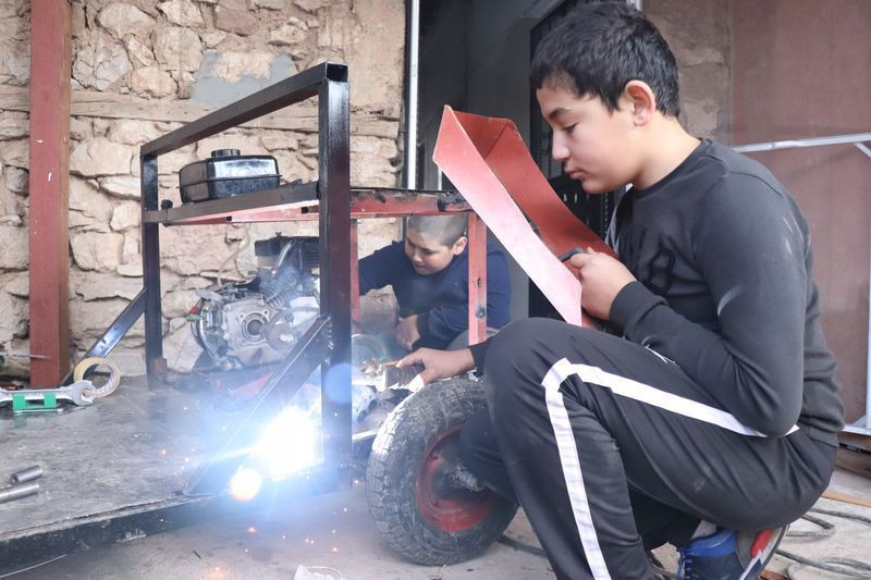 Denizli'de dizide görüp hurdalardan yaptılar! Babasına göstermedi - Resim: 1