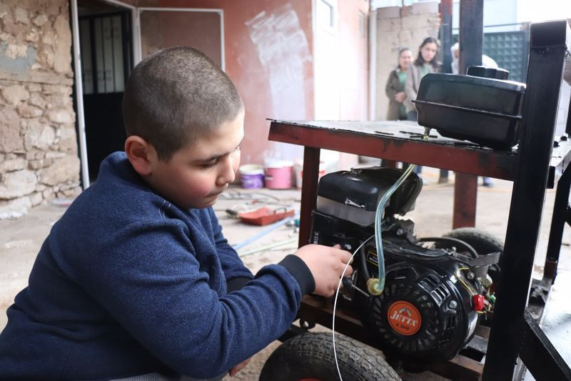 Denizli'de dizide görüp hurdalardan yaptılar! Babasına göstermedi - Resim: 2