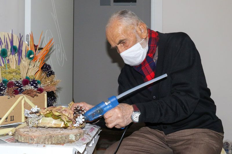 Antalya’da 88 yaşındaki Mehmet dede ormandan toplayıp sanat eserine dönüştürüyor - Resim: 1