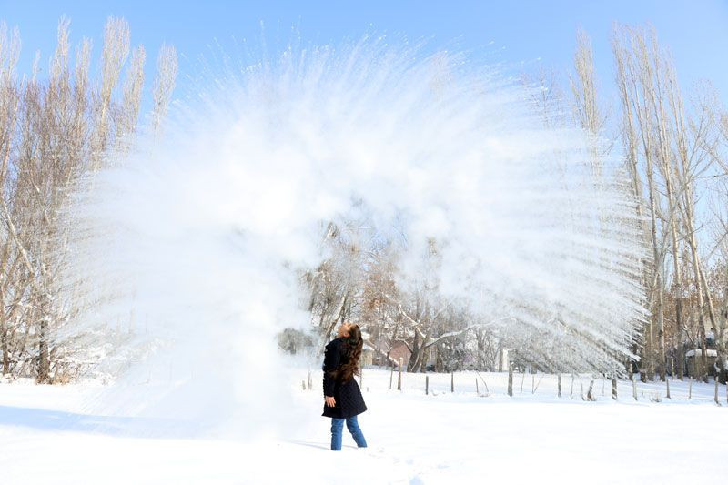 Ağrı'da havaya atılan su yere düşmeden dondu o anlar görüntülendi - Resim: 1