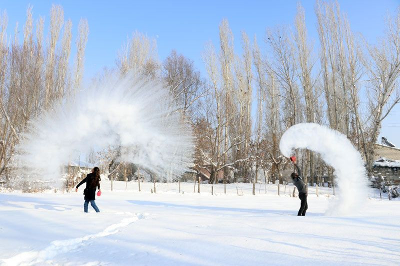 Ağrı'da havaya atılan su yere düşmeden dondu o anlar görüntülendi - Resim: 2