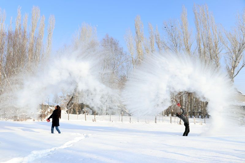 Ağrı'da havaya atılan su yere düşmeden dondu o anlar görüntülendi - Resim: 3