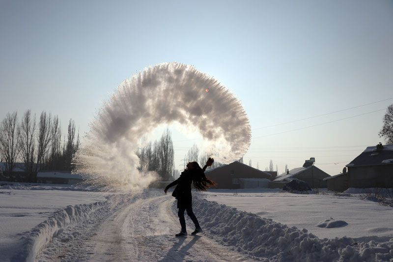 Ağrı'da havaya atılan su yere düşmeden dondu o anlar görüntülendi - Resim: 4