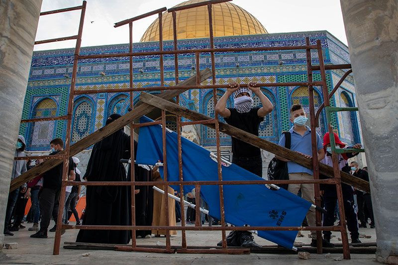 Mescid-i Aksa'da İsrail zulmü! Yüzlerce kişi yaralandı Filistinli kızın gülüşü tarihe geçti - Resim: 3