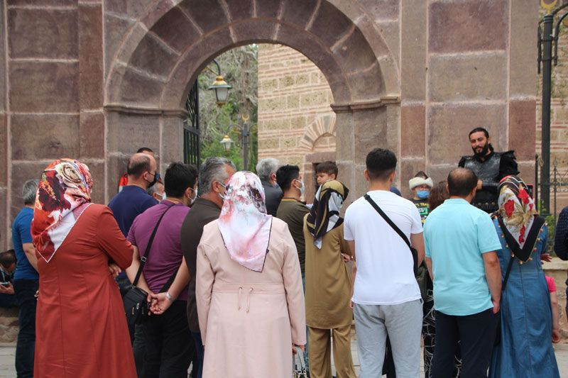 Ertuğrul Gazi türbesi 15 ay sonra açıldı çevre illerden türbeye akın ettiler - Resim: 3