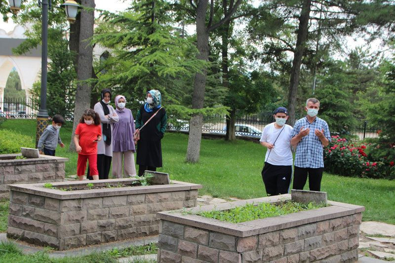 Ertuğrul Gazi türbesi 15 ay sonra açıldı çevre illerden türbeye akın ettiler - Resim: 4