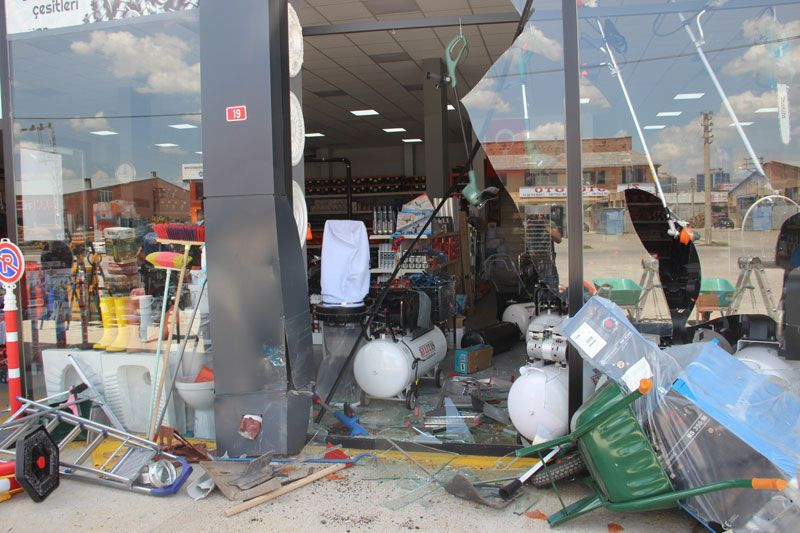 Sivas’ta husumetli olduğu iddia edilen kişinin dükkanına arabasıyla daldı - Resim: 1