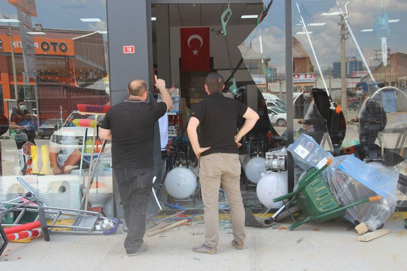 Sivas’ta husumetli olduğu iddia edilen kişinin dükkanına arabasıyla daldı - Resim: 3