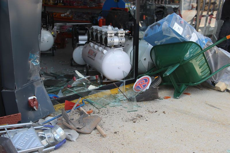 Sivas’ta husumetli olduğu iddia edilen kişinin dükkanına arabasıyla daldı - Resim: 4