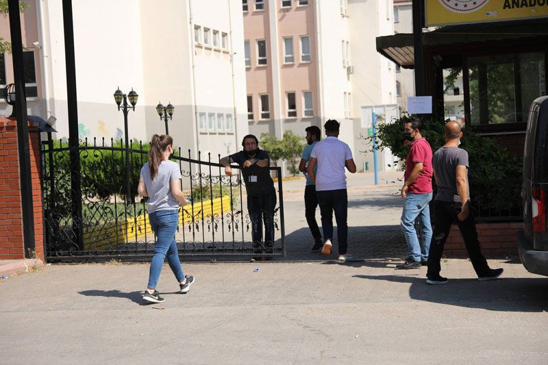 Gaziantep'te elinde topuklu ayakkabısı yalın ayak sınava koştu saniyeler kala... - Resim: 3