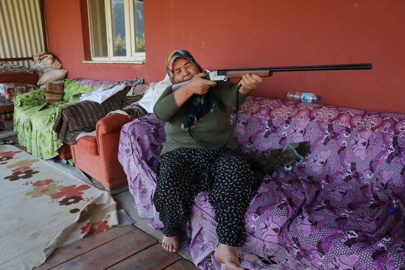 Yangının ortasında annesiyle kalan kadın: Tüfeğim yanımda olsa kendimi öldürecektim - Resim: 1