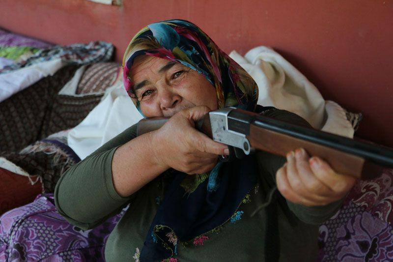 Yangının ortasında annesiyle kalan kadın: Tüfeğim yanımda olsa kendimi öldürecektim - Resim: 2