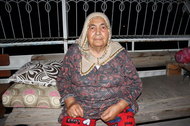 Yangının ortasında annesiyle kalan kadın: Tüfeğim yanımda olsa kendimi öldürecektim - Resim: 4