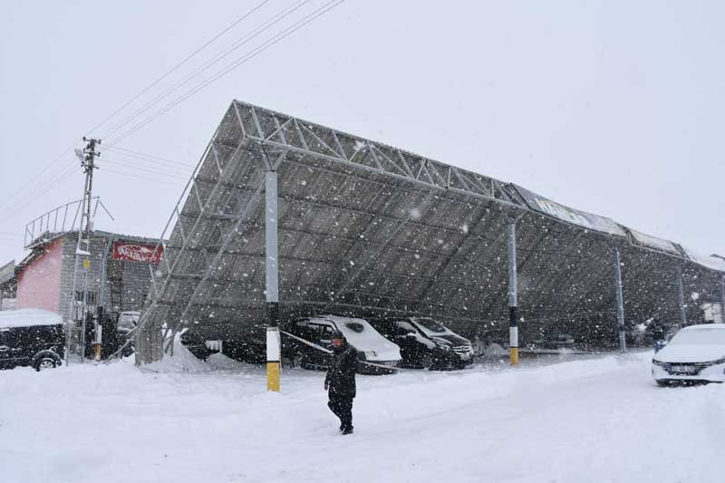 Malatya'da Galericiler Sitesi'nde çatı çöktü 15 araç kullanılmaz hale geldi - Resim: 1