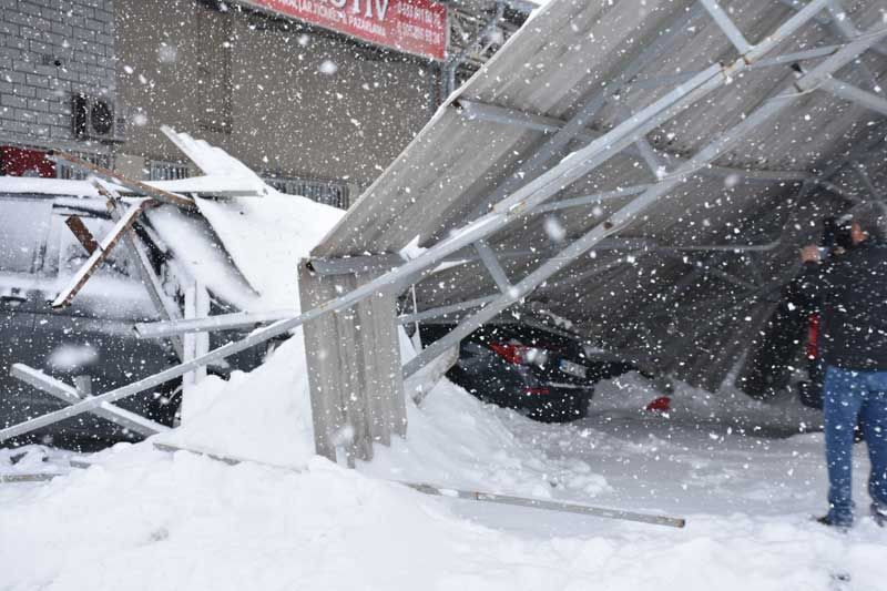 Malatya'da Galericiler Sitesi'nde çatı çöktü 15 araç kullanılmaz hale geldi - Resim: 3