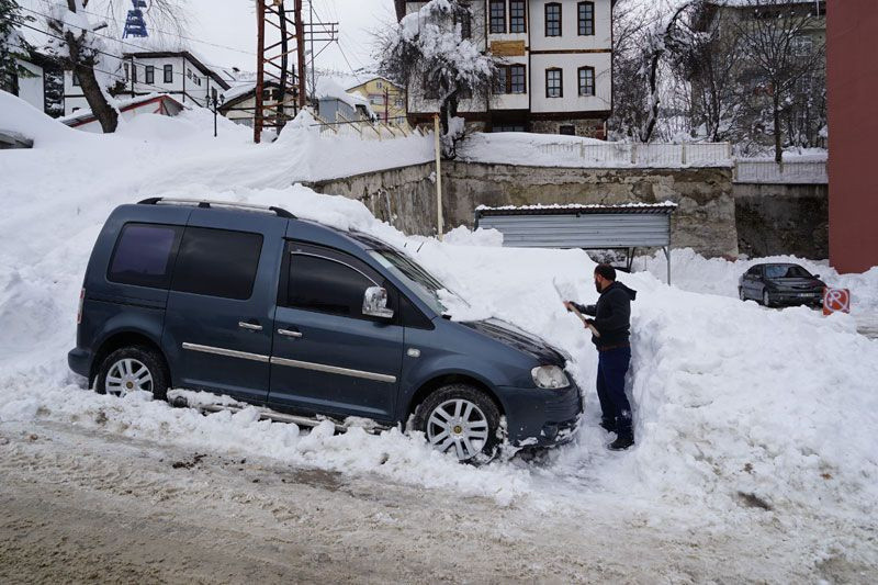 Kastamonu'da 2 metreyi aşan karın altında kaybolan araçlarını arıyorlar - Resim: 2