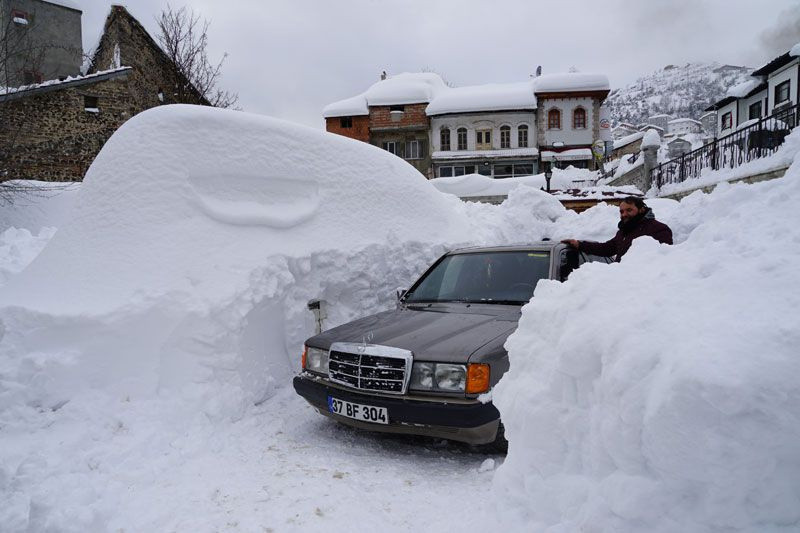 Kastamonu'da 2 metreyi aşan karın altında kaybolan araçlarını arıyorlar - Resim: 3