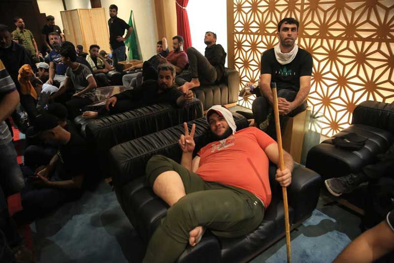 Şii lider Mukteda Es Sadr'ın destekçileri yeşil bölgeye girdi Bağdat Meclisi'ni bastı - Resim: 1