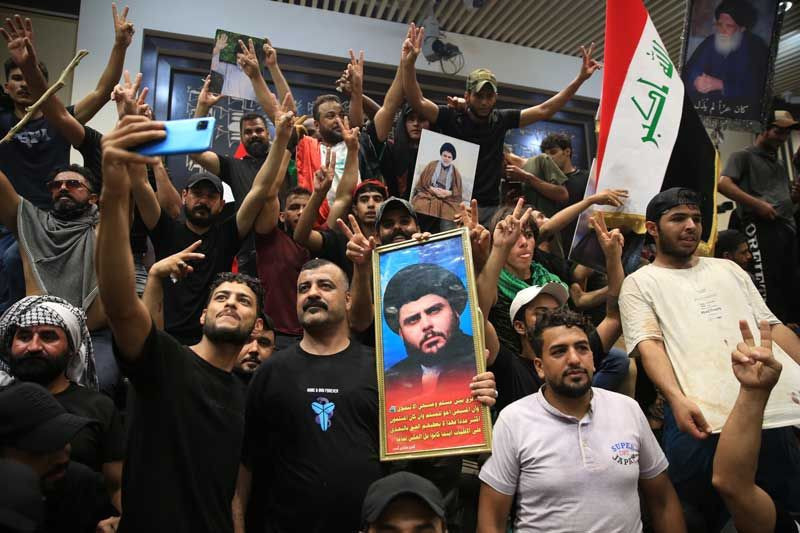 Şii lider Mukteda Es Sadr'ın destekçileri yeşil bölgeye girdi Bağdat Meclisi'ni bastı - Resim: 3