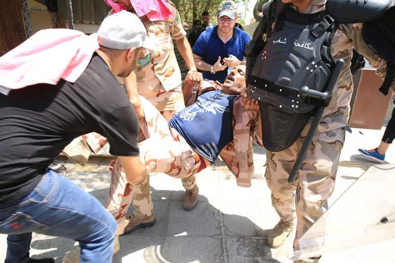 Şii lider Mukteda Es Sadr'ın destekçileri yeşil bölgeye girdi Bağdat Meclisi'ni bastı - Resim: 2