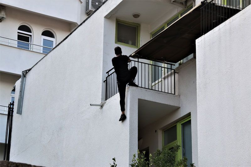 Dondurma yiyerek izleyenleri görünce intihardan vazgeçti 'çatladınız dimi atlayamadım diye' - Resim: 1