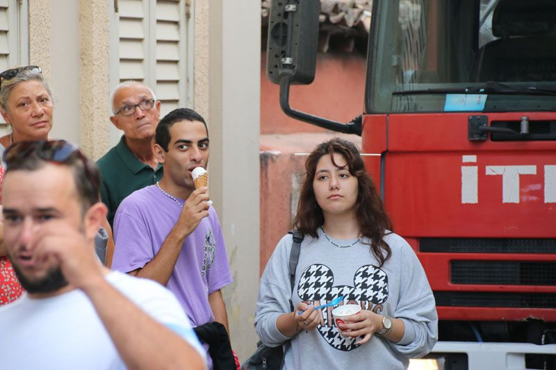 Dondurma yiyerek izleyenleri görünce intihardan vazgeçti 'çatladınız dimi atlayamadım diye' - Resim: 3