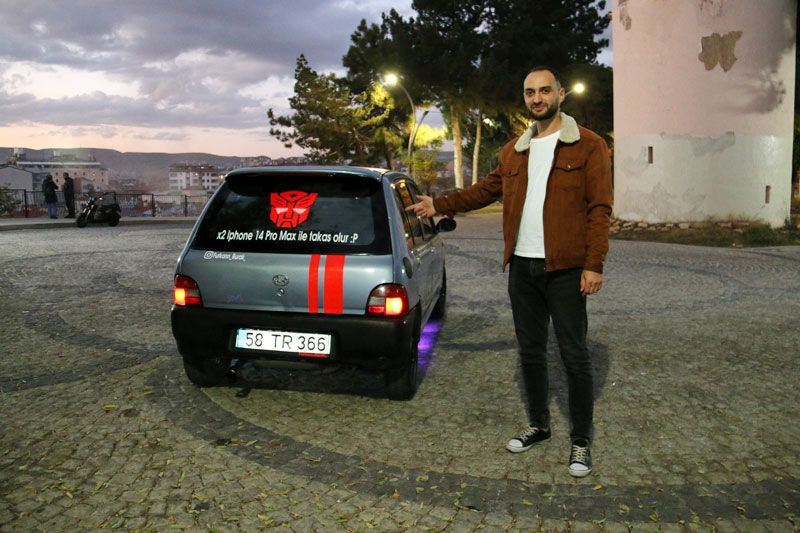Sivas'ta aracının camına ’iki İphone 14 Pro Max ile takas olur’ ilanı astı teklifler gelmeye başladı - Resim: 1