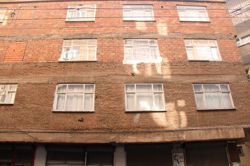 Giriş katı hariç kolonu yok! 3 büyük deprem gördü 3 katlı bina en ufak hasar yok herkes şaşkın - Resim: 3