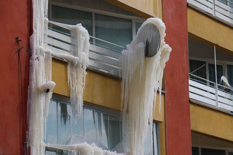 Malatya'da depremde hasar gören bina buz dağına dönüştü görenler şaşkına döndü - Resim: 3