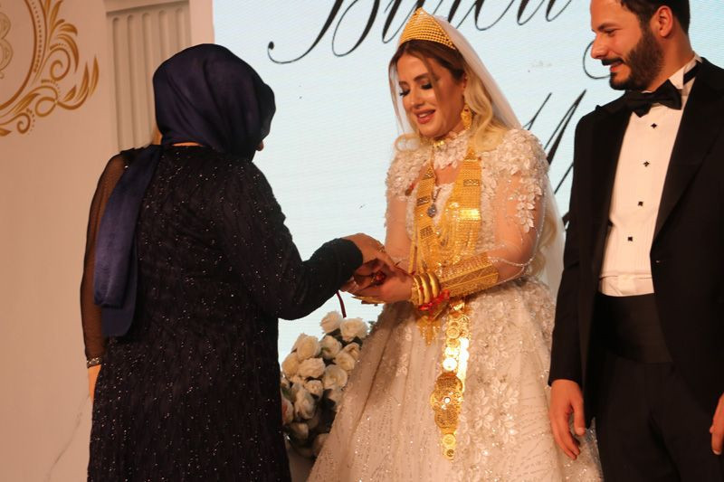 Şanlıurfa’da aşiret düğününde dolar yağmuru! Geline 8 kilo altın paralar valizle taşındı - Resim: 2