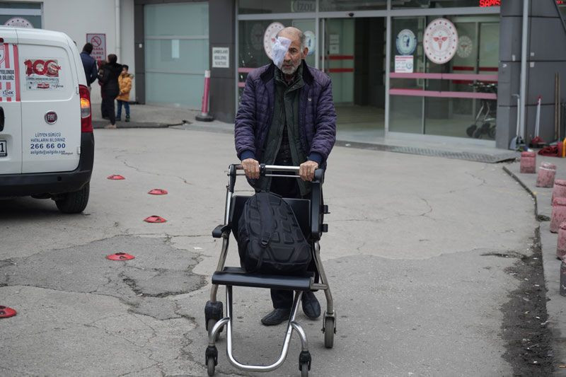Yüzü eriyor yarası gittikçe büyüyor yaşlı adam hastane koridorlarında yatıyor - Resim: 4