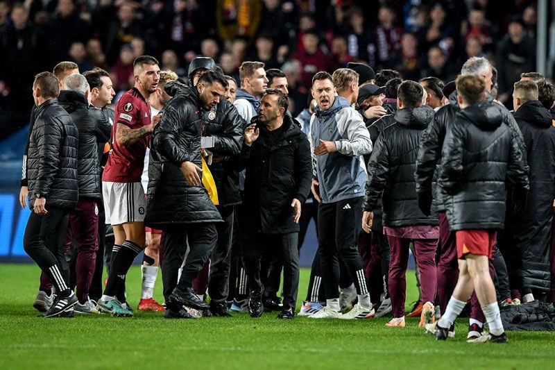 Sparta Prag Galatasaray maçının ardından saha karıştı - Resim: 1